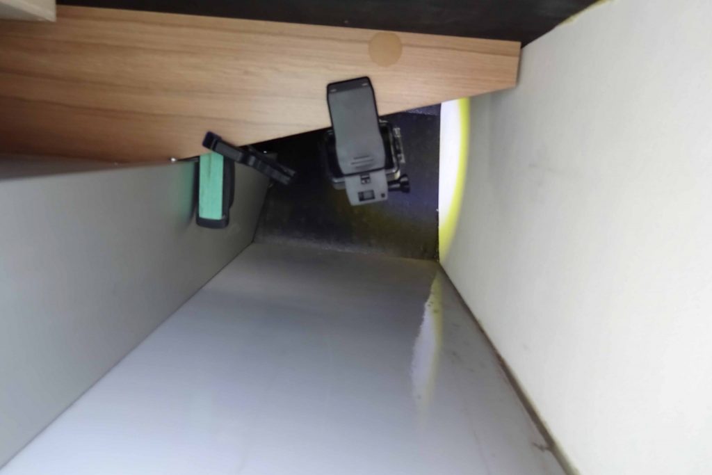 Knaus Wohnmobil - Beifahrerseite undichte Heckgarage - Kamerainstallation