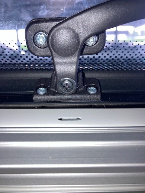 Fenster mit Schraube verschlossen - Weinsberg MQH 600